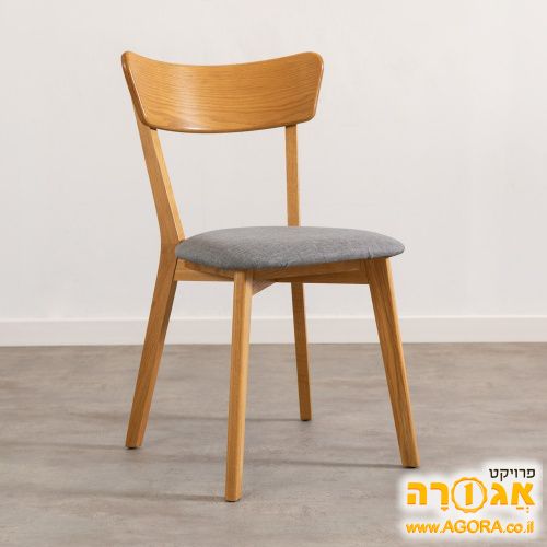 כיסא מעץ