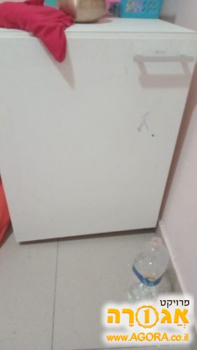ארון לבן נמוך על גלגלים