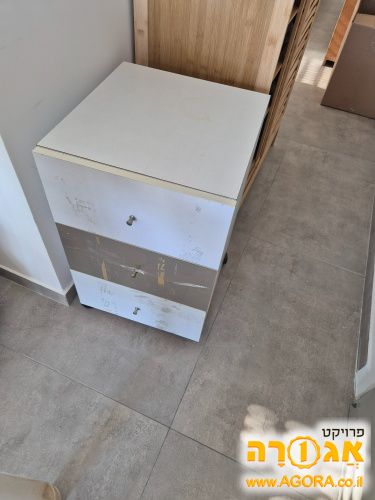 שידת מגירות