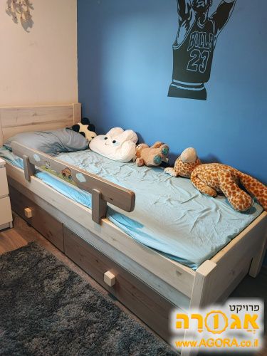 מיטת ילד מעץ מלא עם מעקה