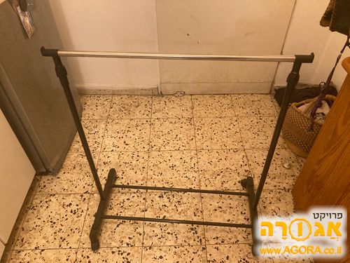 מתלה בגדים