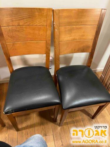 2 כסאות מעץ עם מושב מרופד