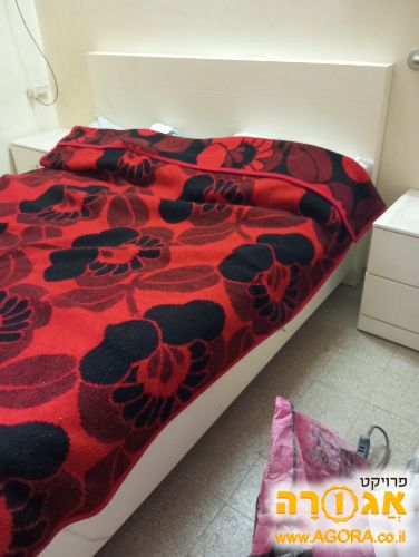 מיטה+ מזרון, 2 שידות קטנות ושידת מגירות