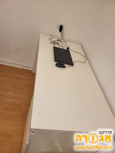 שולחן עבודה / שולחן משרדי לבן