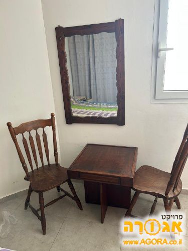 2 כסאות ושולחן