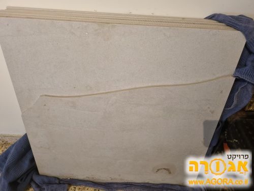 8 אריחי קרמיקה 78×78 +אחד שבור, צבע אפור