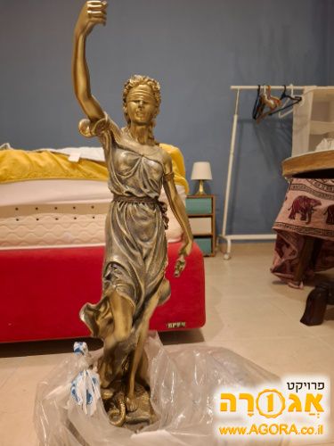 פסל של אלת הצדק