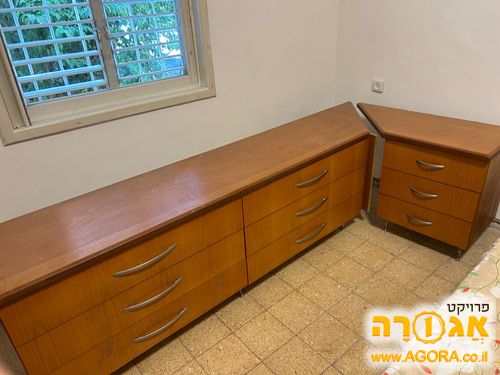 מיטה זוגית שידה צד מיטת יחיד שולחן מחשב