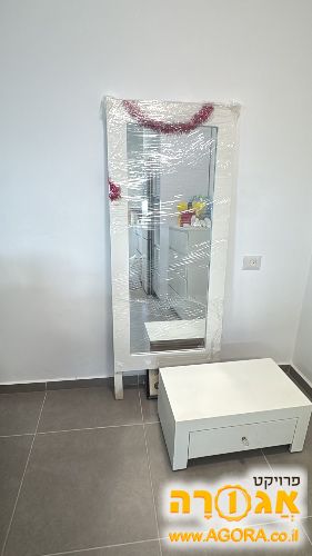 מראה עם מגירה