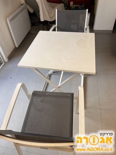 שולחן מרפסת ושני כסאות