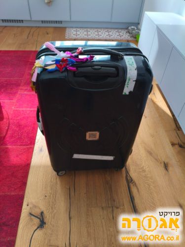 מזוודה גדולה, ליד כיכר המדינה
