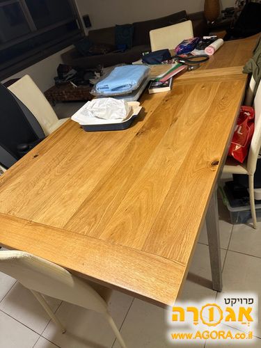 שולחן אוכל וכיסאות