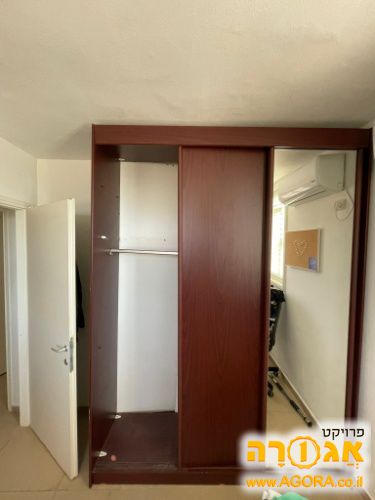 ארון בגדים עם דלתות הזזה ומראה