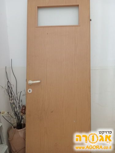 דלת עץ