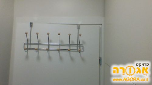 מתלים מאחורי דלת