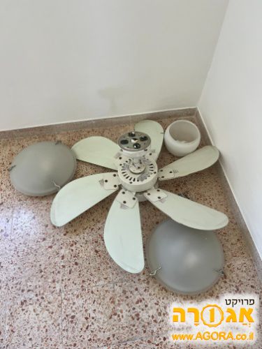 מאוורר תקרה ושני גופי תאורה