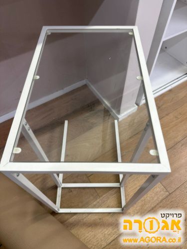 שולחן קטן ליד ספה