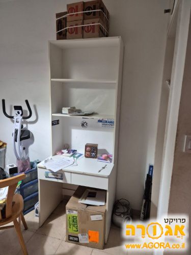 2 שולחנות כתיבה עם מדפים