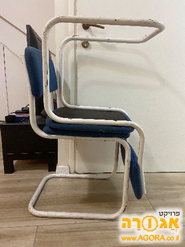 שני כסאות מתכת עם ריפוד במצב טוב