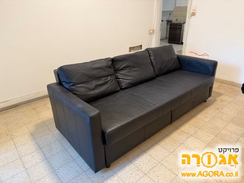 ספת איקאה מעור בצבע שחור נפתחת למיטה