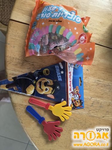 דגלונים של יחידת חילוץ וחבילת סוכריות