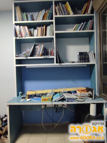 שולחן כתיבה+ מדפי ספרייה מעליו