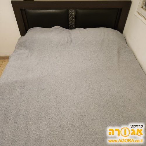 מיטה זוגית עם מזרן כחדש