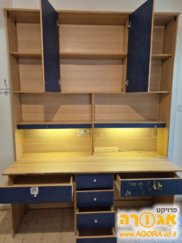 שולחן עבודה ומדפים לילדים / נוער