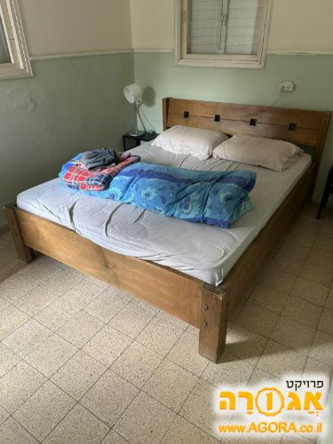מיטה זוגית מעץ מלא עם מזרון