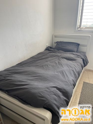 2 מיטות יחיד מעץ מלא עם מיטת חבר