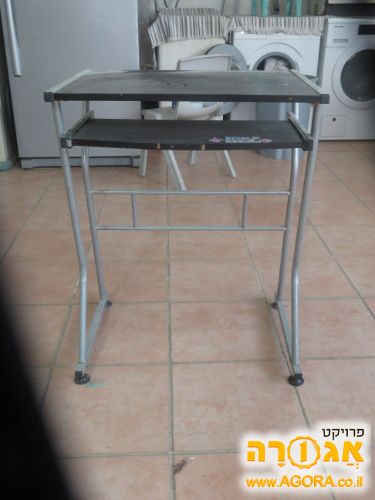 שולחן מחשב קטן