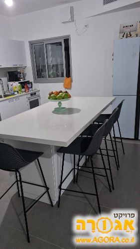 אי למטבח ושיש ועוד שיש עם כיור