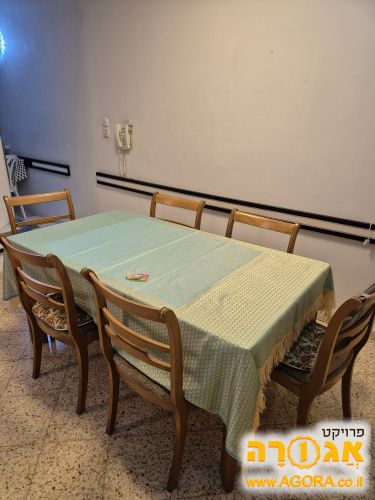 שולחן אוכל + 6 כסאות . כחדש