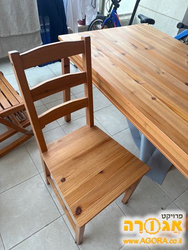 שולחן אוכל מעץ אורן של איקאה + 2 כיסאות