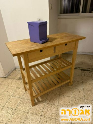 שידת עץ עם גלגלים
