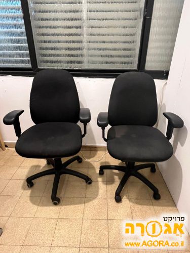 שני כסאות משרדיים