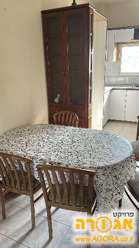 שולחן אוכל נפתח וכסאות