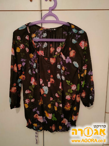 חולצה פרחונית על רקע שחור
