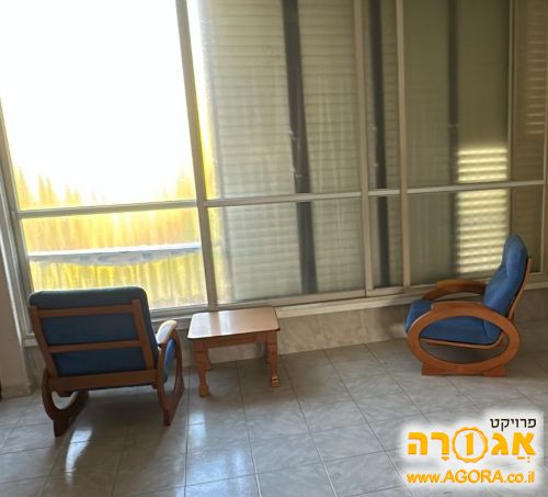 כורסאות ושולחן
