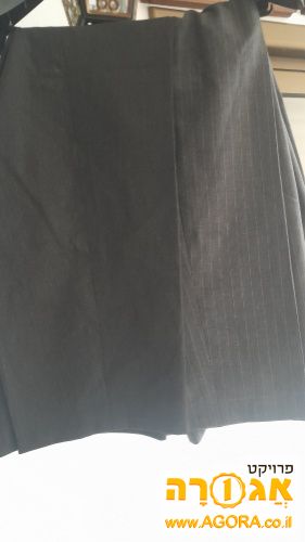 שני זוגות מכנסי גברים