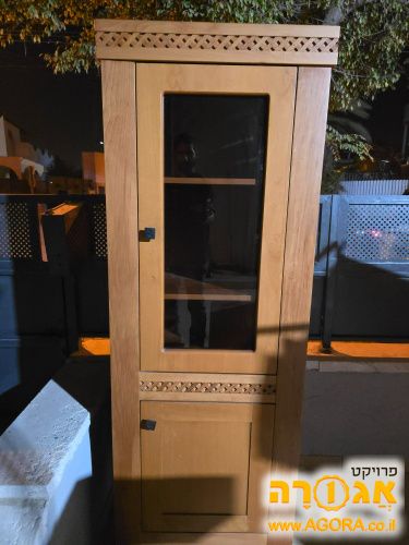ספרייה עם מדפים עליון דלת זכוכית מדפים ת