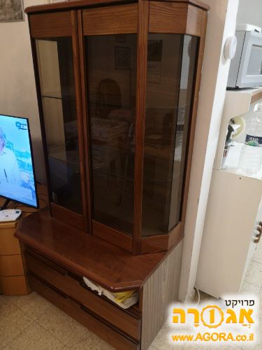 כוננית עם דלתות זכוכית