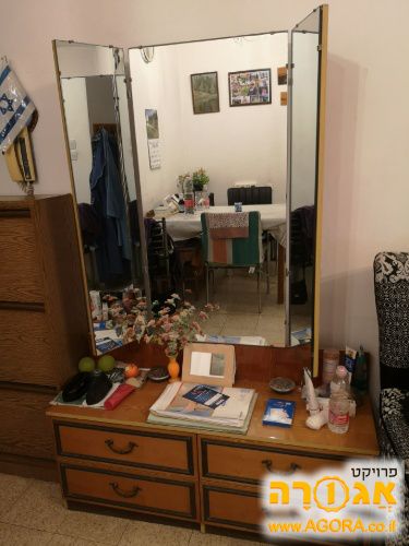 שידת וינטג' עם מראה
