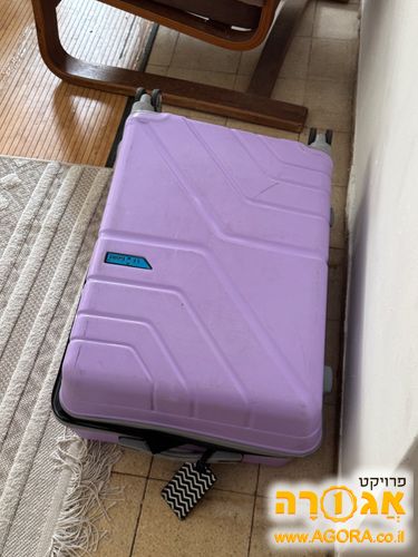 מזוודה סגולה קשיחה
