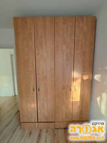 ארון בגדים גדול
