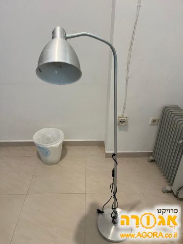 מנורה עומדת