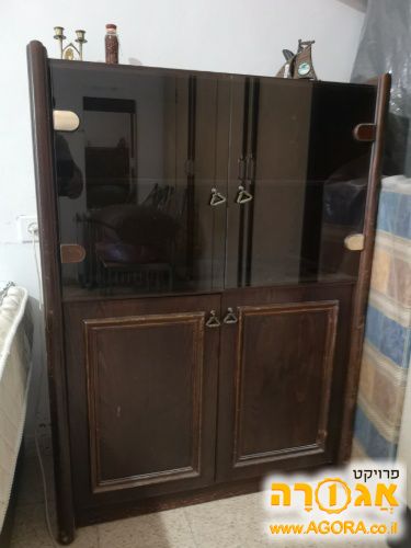 ארונית וינטג' עם דלתות זכוכית