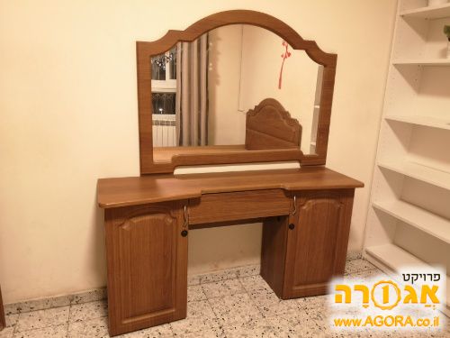 שידת איפור עם מראה