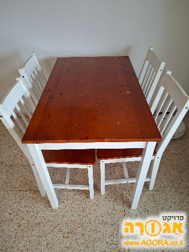 פינת אוכל עם 4 כיסאות