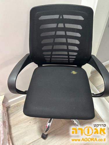 כסא משרדי על גלגלים